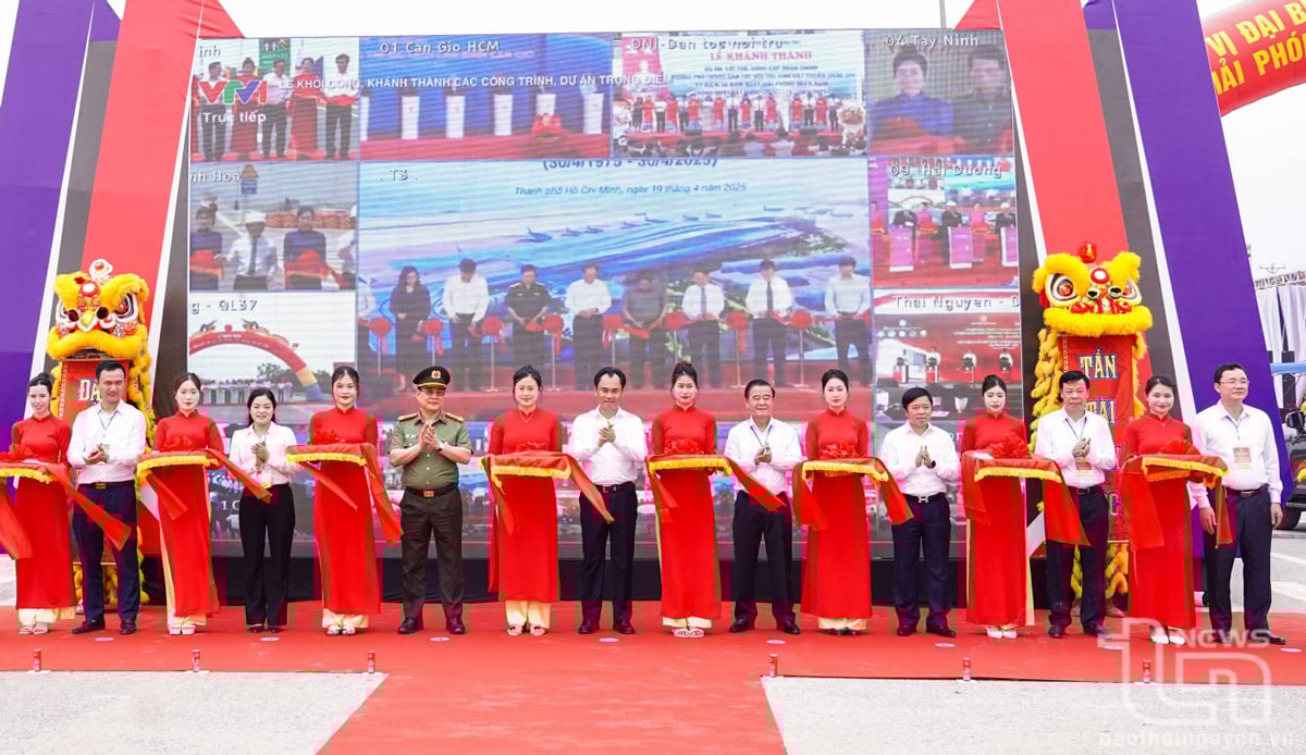 Đồng chí Bí thư Tỉnh ủy Trịnh Việt Hùng và các đại biểu cắt băng khánh thành đường Vành đai V vùng Thủ đô Hà Nội, đoạn qua tỉnh Thái Nguyên.