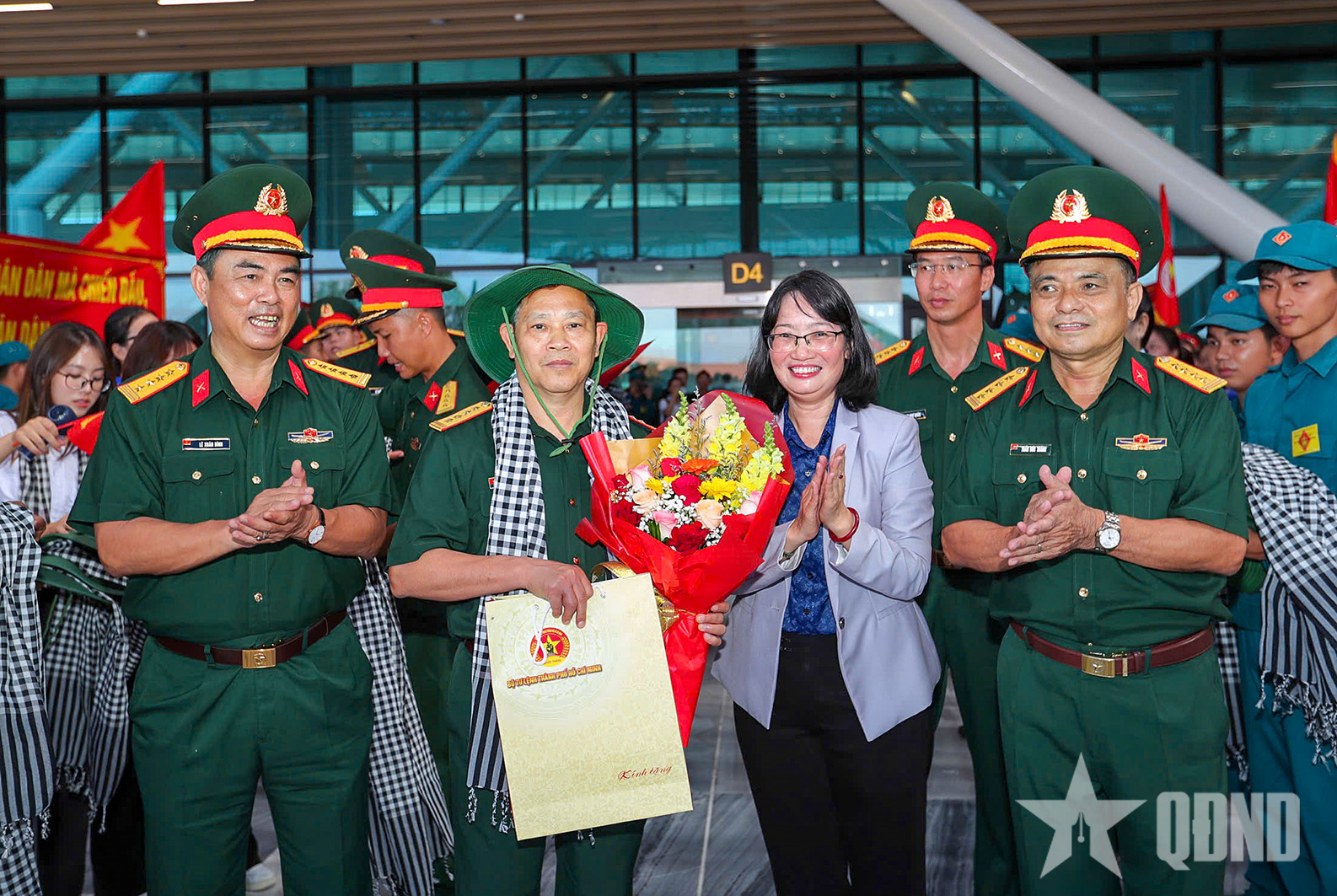 យោធភូមិភាគទី៧ ទីក្រុងហូជីមិញ៖ បញ្ជូននាយទាហាន និងពលទាហានដែលបានបញ្ចប់ការដង្ហែរក្បួន និងបំពេញបេសកកម្ម ត្រឡប់ទៅអង្គភាពវិញ