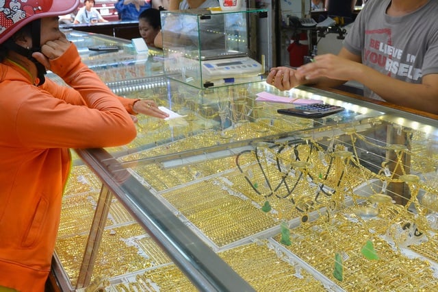 Giá vàng hôm nay 2-5: Lao dốc rồi bật tăng trở lại - Ảnh 1.