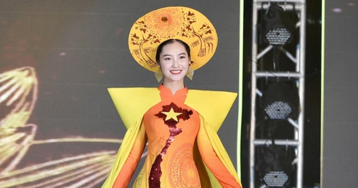 Hoa hậu Nông Thúy Hằng trình diễn áo dài lấy cảm hứng từ dáng hình đất nước