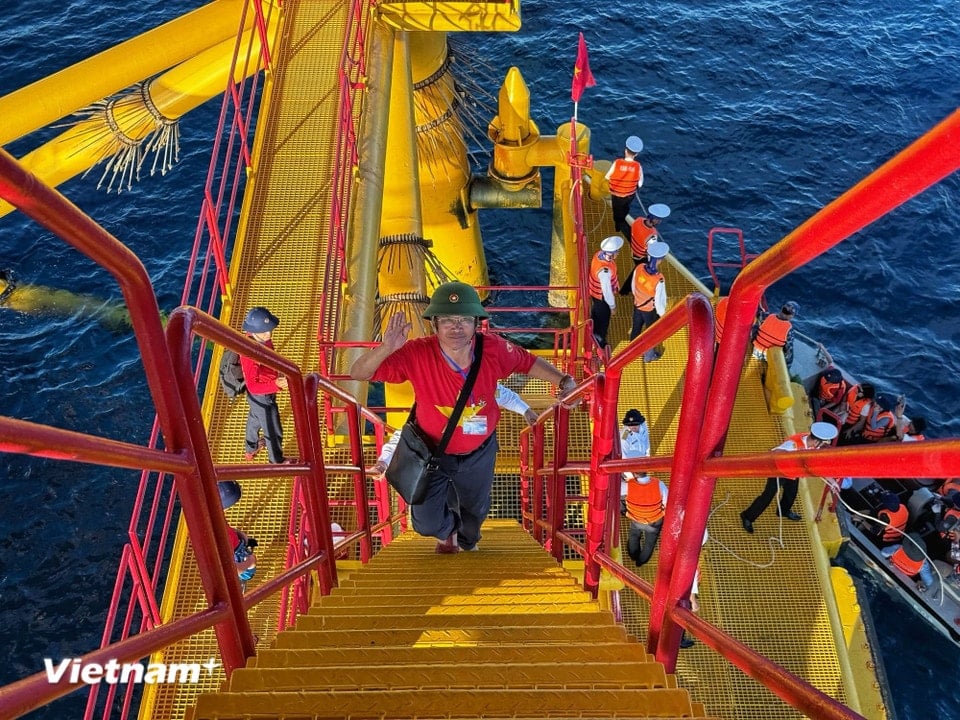 The delegates in the delegation were all very happy to be able to set foot on the Platform in the middle of the vast ocean. (Photo: Huy Khanh/Vietnam+)