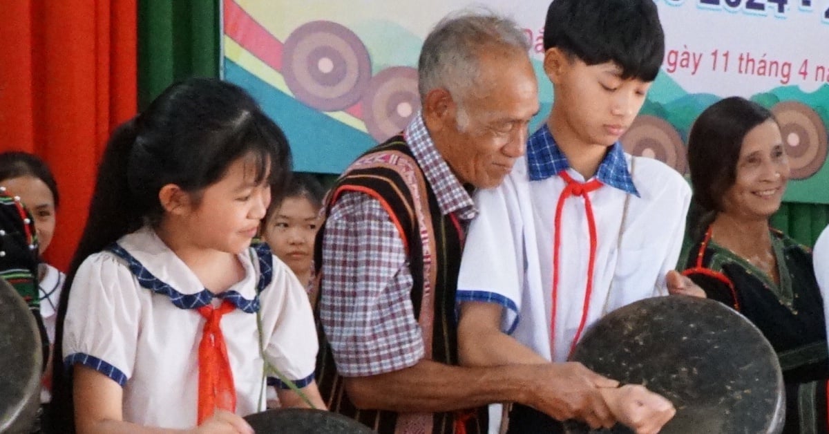 មេរៀន​ក្រៅ​កម្មវិធី​ដ៏​អ៊ូអរ​ជាមួយ​នឹង​សំឡេង​គង​របស់ M'nong
