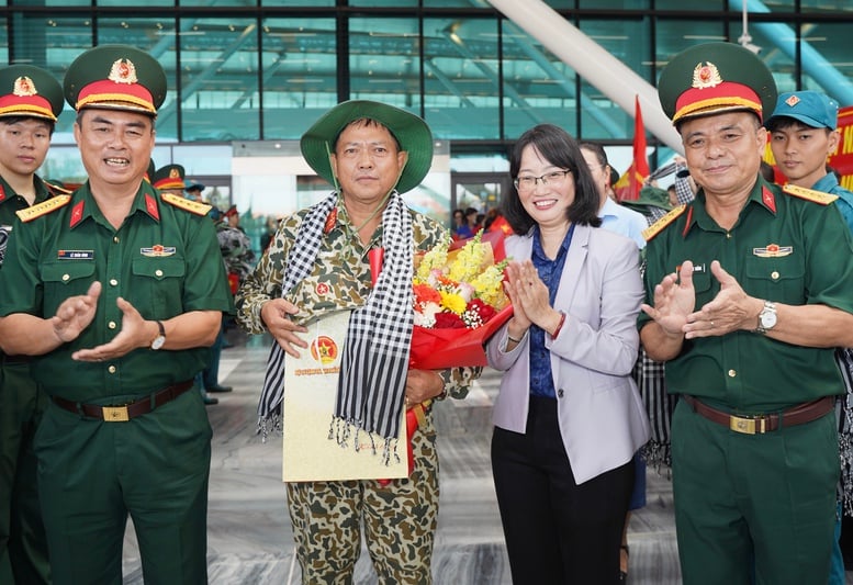 TPHCM tiễn các lực lượng tham gia diễu binh, diễu hành trở về đơn vị- Ảnh 2.