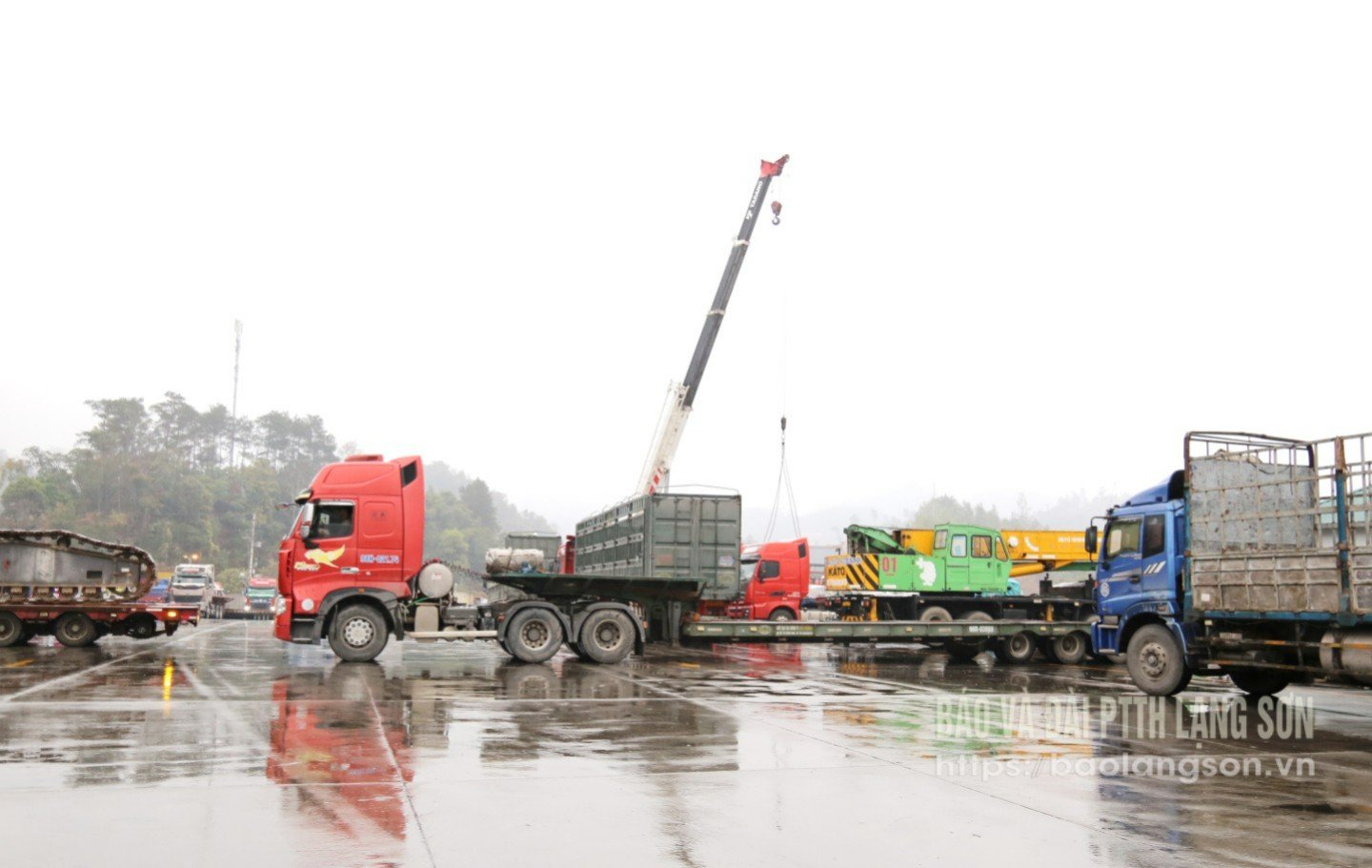 Sử dụng máy móc bốc xếp hàng hóa tại bãi xe của Công ty Cổ phần Hữu Nghị  Xuân Cương