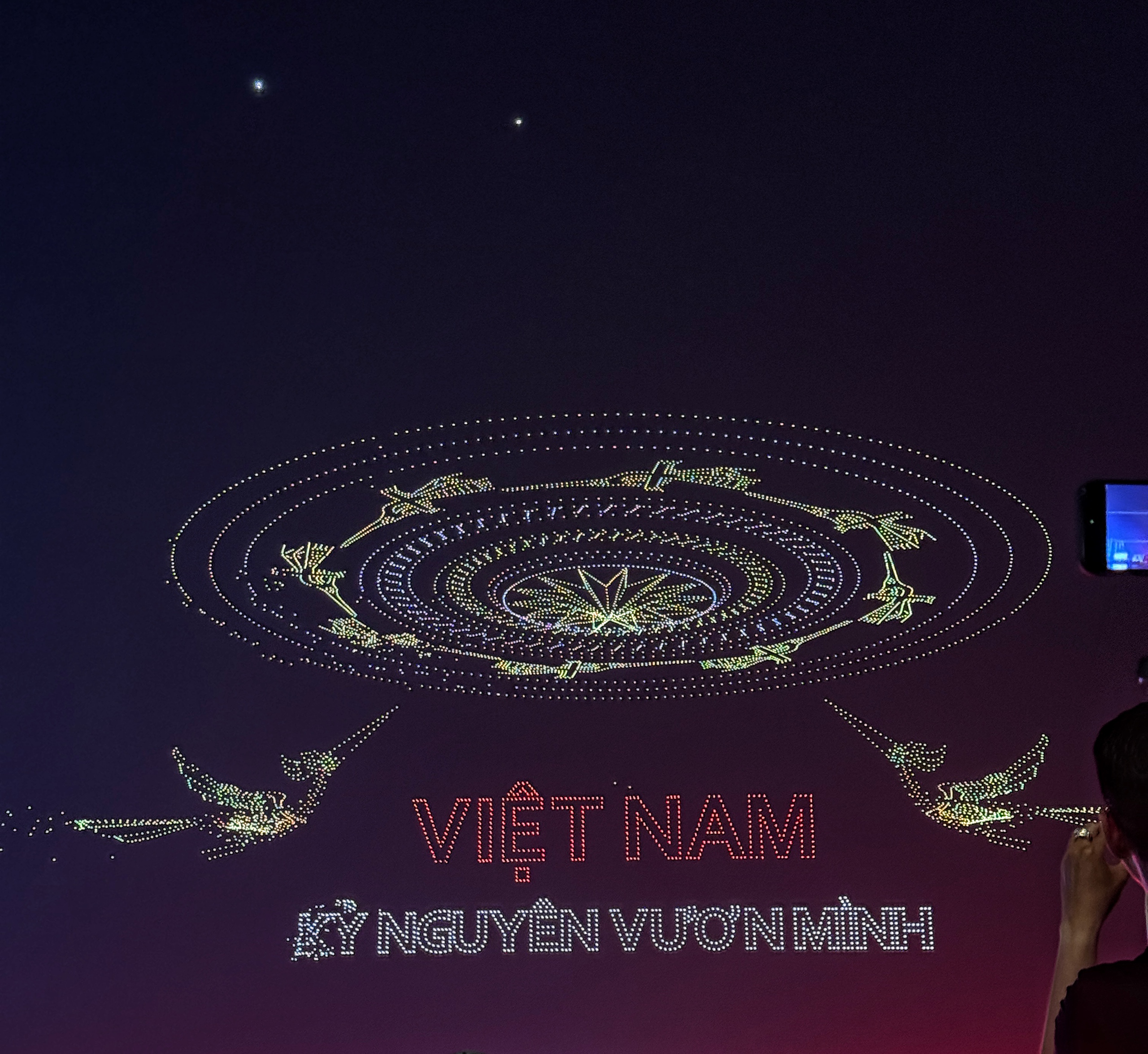 Ngắm màn tổng duyệt trình diễn drone xuất hiện trên bầu trời TP.HCM - Ảnh 4.
