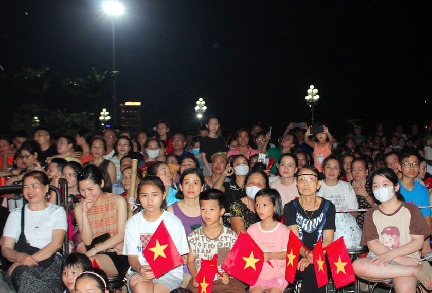 Đông đảo người dân Nghệ An và du khách tham dự chương trình nghệ thuật. Ảnh: Thiên Ý