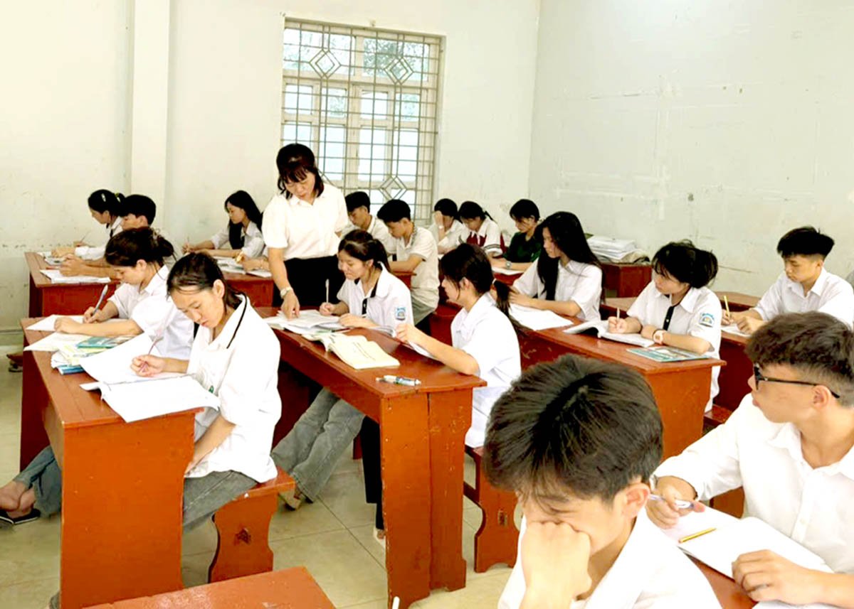 Giáo viên Trường PTDT Nội trú THPT tỉnh kiểm tra kiến thức học sinh lớp 12.     