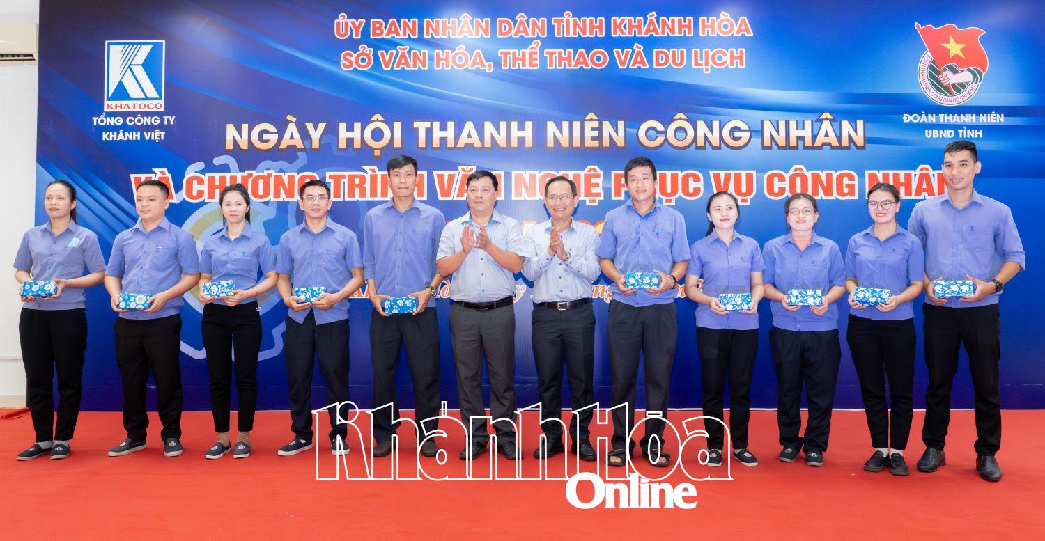 សរសើរយុវជនដែលមានស្នាដៃឆ្នើមក្នុងការងារ។