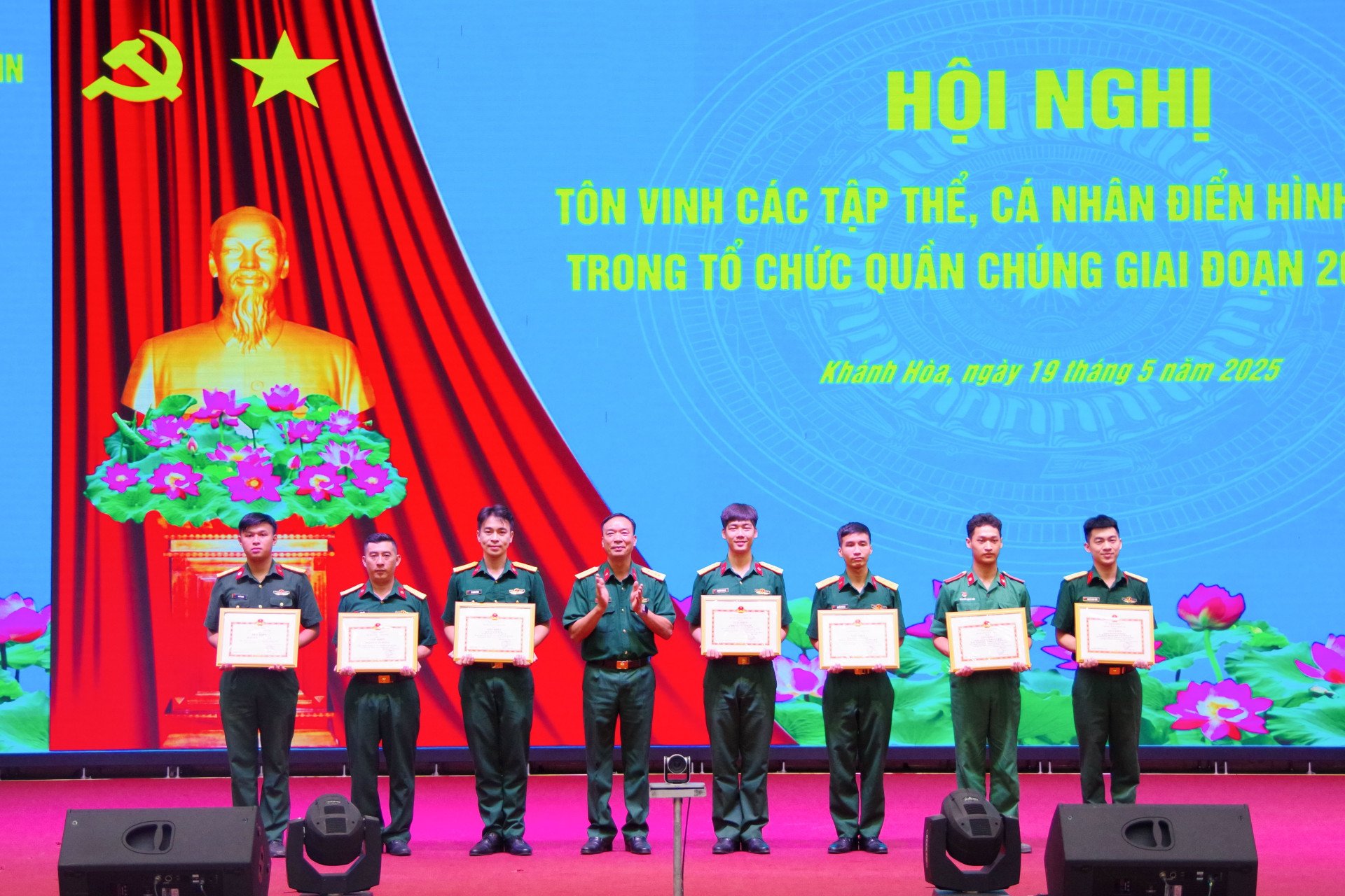 Đại tá Vũ Duy Hải trao thưởng cho các tập thể, cá nhân điển hình tiên tiến trong hoạt động công tác đoàn và phong trào thanh niên giai đoạn 2020 – 2025.