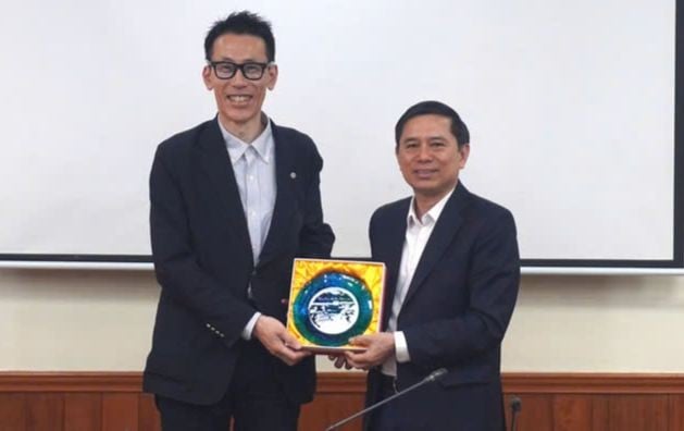 Ông Trần Xuân Dưỡng - Phó Chủ tịch UBND tỉnh tặng quà Đoàn công tác Sở Công nghiệp và Du lịch thành phố Nagahama.