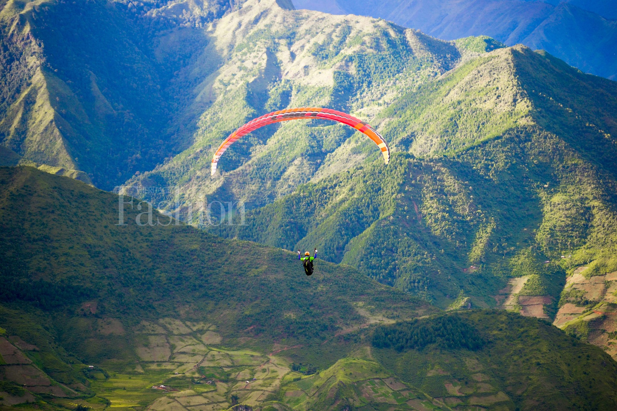 Paragliding to see the scenery of Vietnam