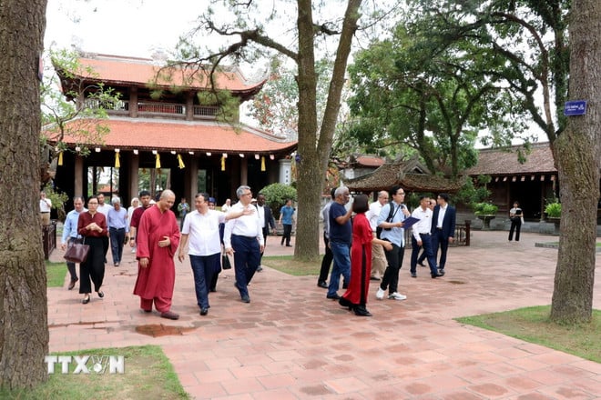 ttxvn-doan-dai-su-truong-dai-dien-cac-to-chuc-quoc-te-tai-viet-nam-tham-di-tich-con-son-kiep-bac2.jpg