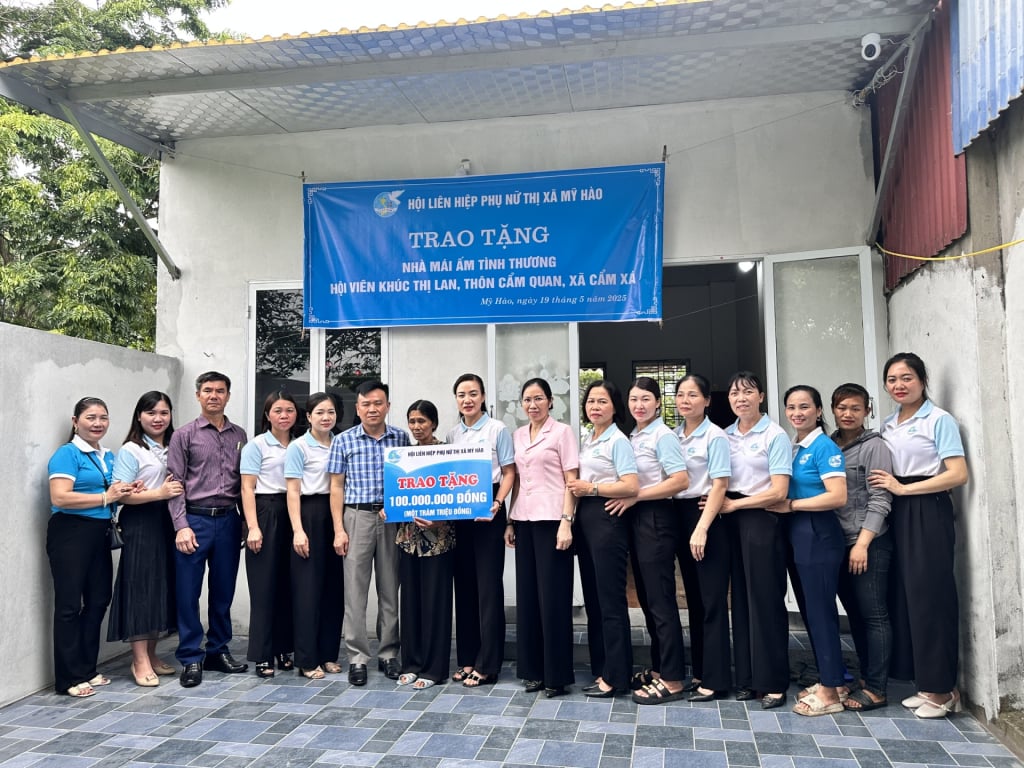 Hội Liên hiệp phụ nữ thị xã Mỹ Hào trao hỗ trợ xây dựng “Nhà mái ấm tình thương” cho chị Khúc Thị Lan, xã Cẩm Xá (thị xã Mỹ Hào)