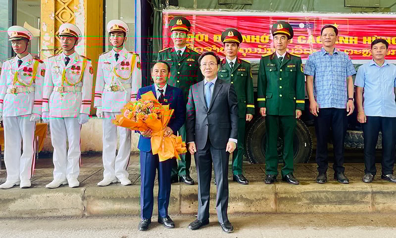 អនុប្រធានគណៈកម្មាធិការប្រជាជនខេត្ត Quang Binh លោក Hoang Xuan Tan ជូនកម្រងផ្កាជូនគណៈប្រតិភូខេត្ត Khammouane (ឡាវ)។