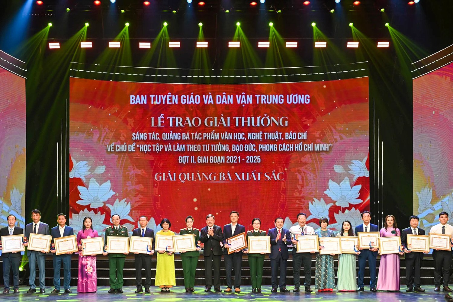 Các tập thể nhận bằng khen tặng có thành tích xuất sắc trong lĩnh vực báo chí, xuất bản. Nguồn: Báo Nhân dân.