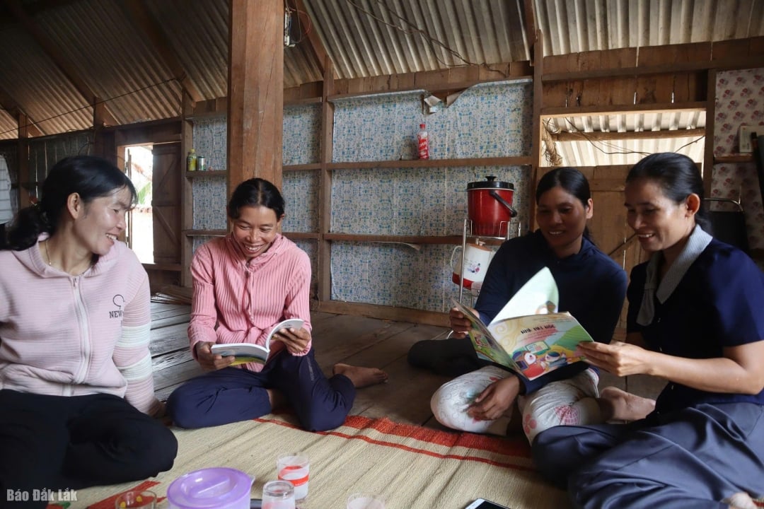 សមាជិកនៃក្រុមទំនាក់ទំនងសហគមន៍ Dong Krieng (ក្រុង Lien Son ស្រុក Lak) លើកកម្ពស់សមភាពយេនឌ័រដល់ប្រជាជន។