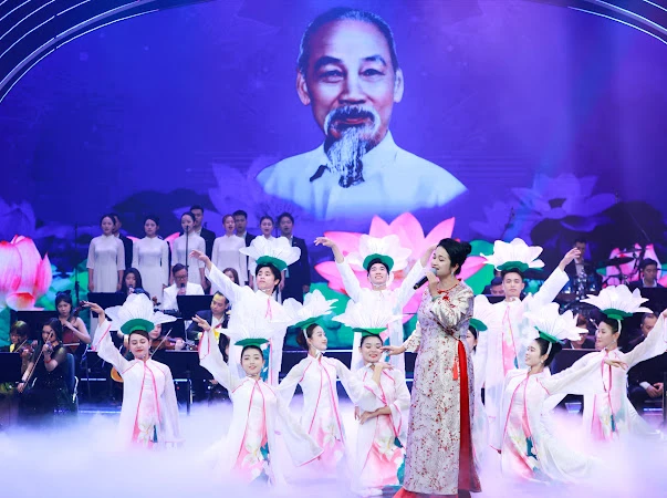 Cảm xúc dâng trào trong chương trình chính luận nghệ thuật “Người là niềm tin tất thắng” ảnh 1