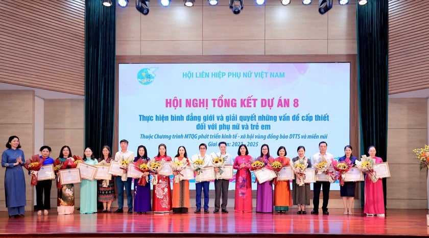 Tại Hội nghị tổng kết Dự án 8 &quot;Thực hiện bình đẳng giới và giải quyết những vấn đề cấp thiết đối với phụ nữ và trẻ em&quot; giai đoạn I, 20 tập thể và 10 cá nhân có thành tích tiêu biểu trong triển khai thực hiện dự án đã được biểu dương, khen thưởng. Ảnh Hoàng Toàn
