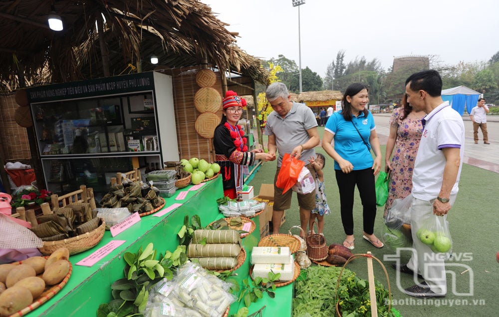 ផលិតផលកសិកម្មរបស់ជនជាតិភាគតិចនៅស្រុក Phu Luong ត្រូវបានជ្រើសរើសដោយអ្នកប្រើប្រាស់ជាច្រើន។