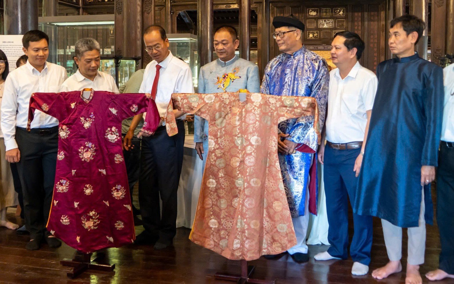 Donating two Ao Dai of King Bao Dai's mother to Hue Monuments Conservation Center