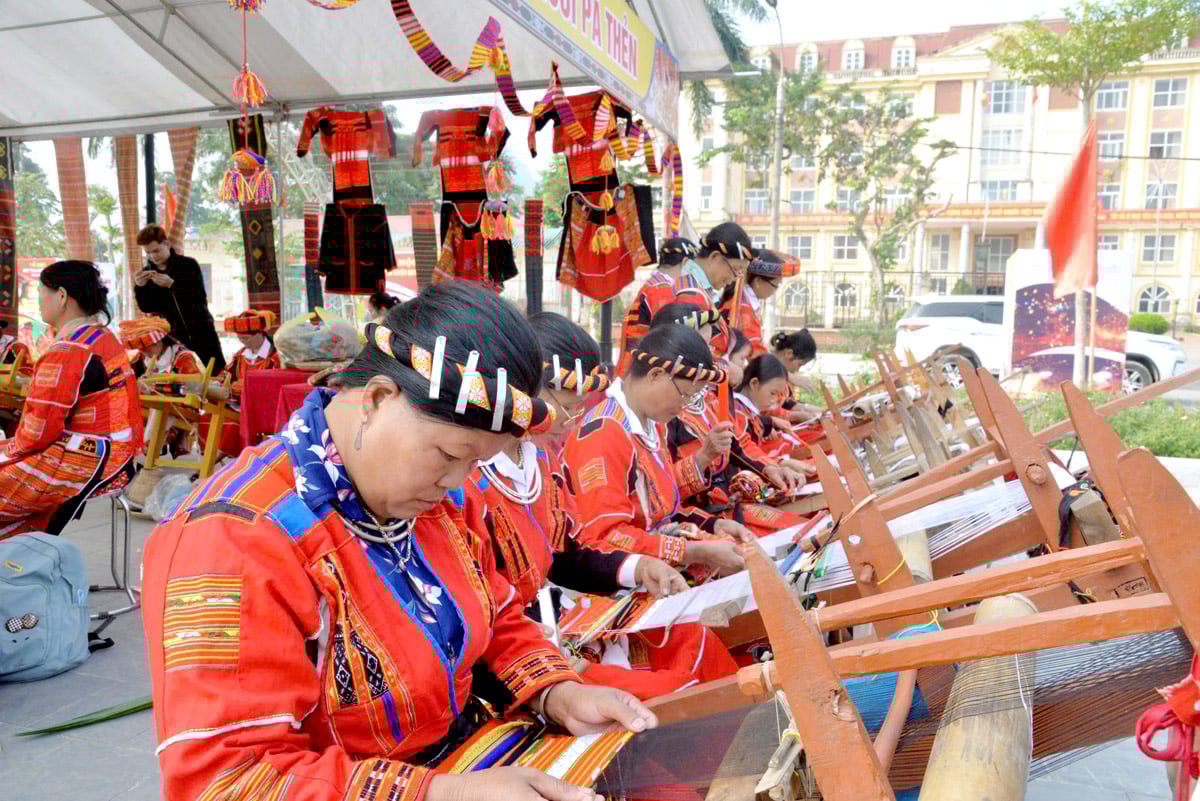 Dân tộc Pà Thẻn, xã Tân Bắc (Quang Bình) giữ gìn nghề dệt thổ cẩm truyền thống. Ảnh: My Ly