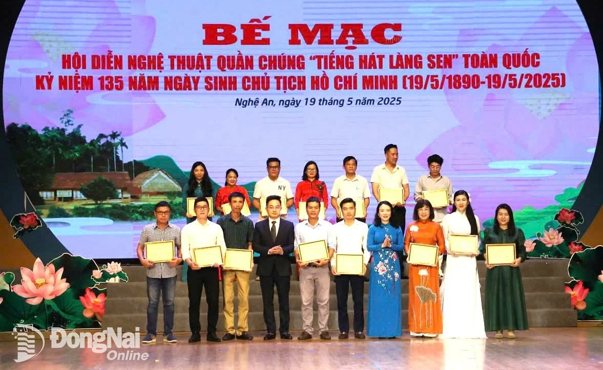 Ban tổ chức trao huy chương vàng cho các tiết mục đoạt giải tại hội diễn. Ảnh: CTV 
