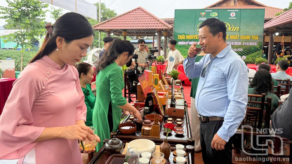 គណៈប្រតិភូរីករាយនឹងតែនៅវេទិកា។