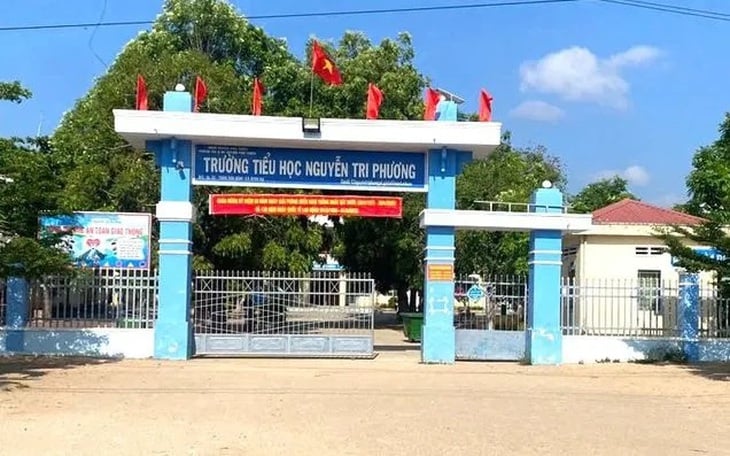 Gia Lai chỉ đạo nóng vụ thầy giáo dâm ô nhiều nữ sinh, hiệu trưởng 'gởi nhầm' ảnh phụ nữ nhạy cảm - Ảnh 1.