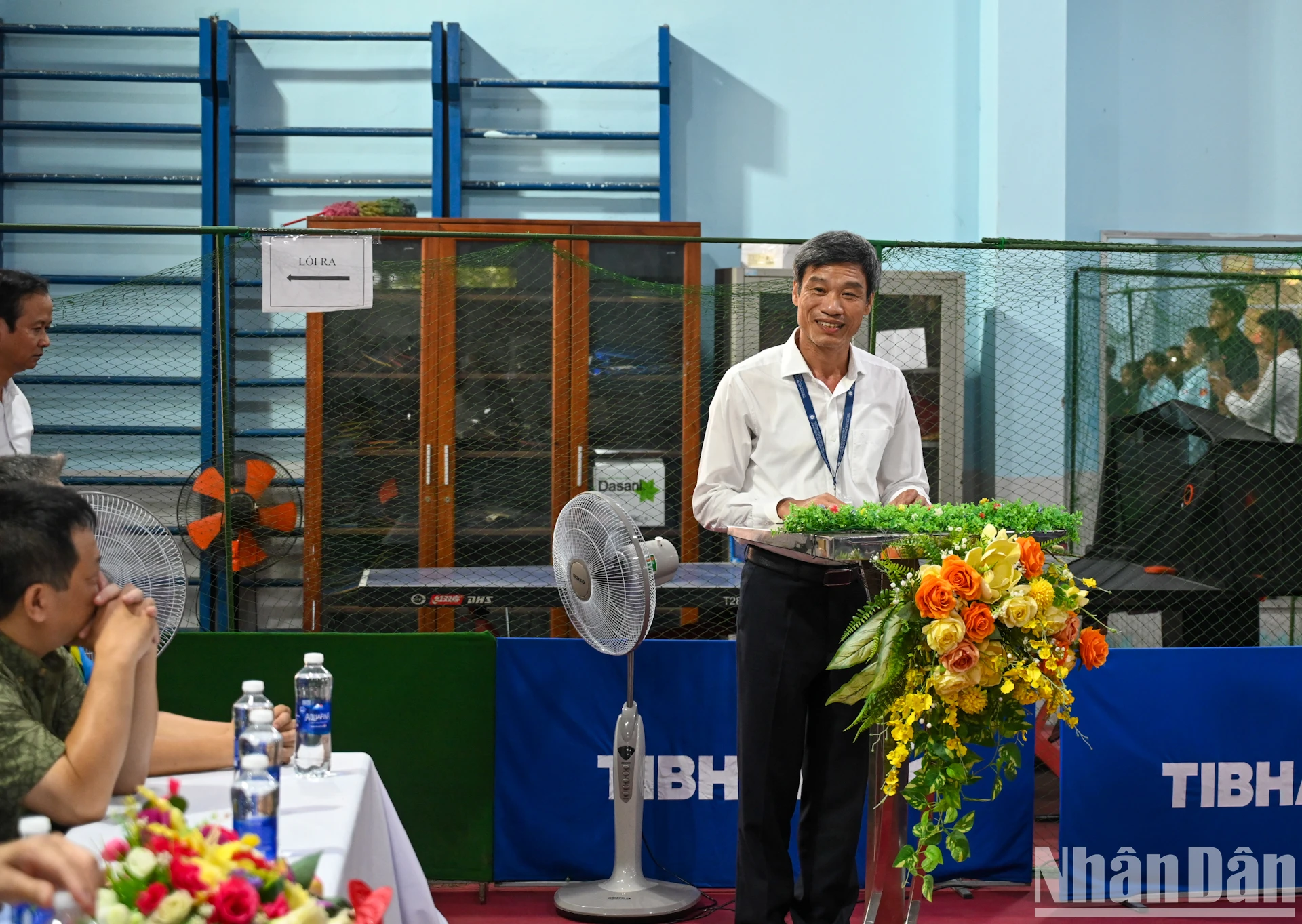 [Photo] Le comité d'organisation du tournoi national de tennis de table du journal Nhan Dan a offert des tables de tennis de table et des livres aux universités de Da Nang photo 4