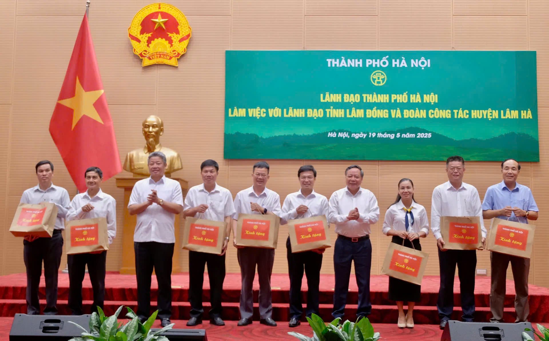 Hanoi City leaders presented souvenirs to the delegation of Lam Ha district, Lam Dong province (photo: Economic & Urban Newspaper)
