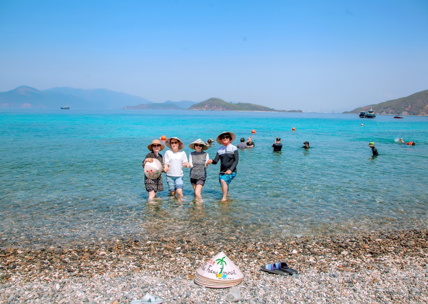 Khách Hàn đi du lịch ở vịnh Nha Trang, ảnh: NhatrangTourist