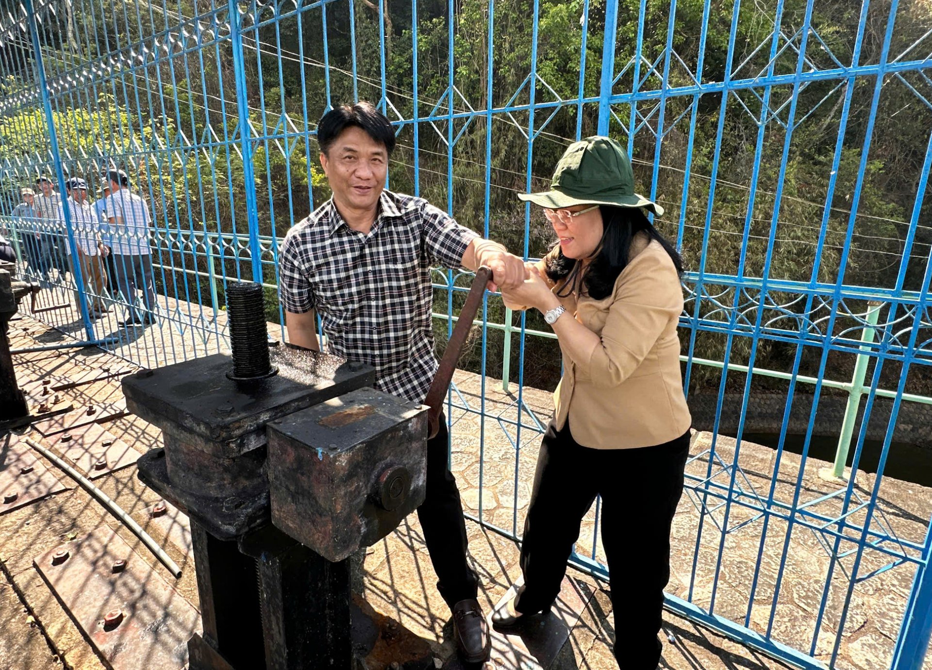 Phó Chủ tịch UBND tỉnh Hồ Thị Nguyên Thảo và lãnh đạo Công ty TNHH MTV Thủy nông Đồng Cam mở nước Đập Đồng Cam.