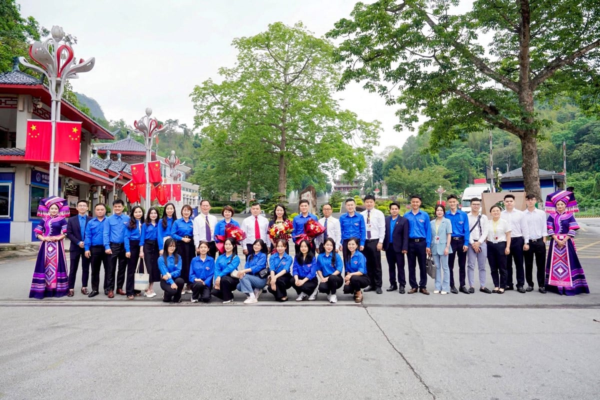 គណៈប្រតិភូយុវជនមកពី Lang Son, Ha Giang និងតំណាងសម្ព័ន្ធយុវជនតំបន់ស្វយ័ត Guangxi Zhuang បានថតរូបអនុស្សាវរីយ៍នៅច្រកទ្វារព្រំដែនអន្តរជាតិ Huu Nghi។