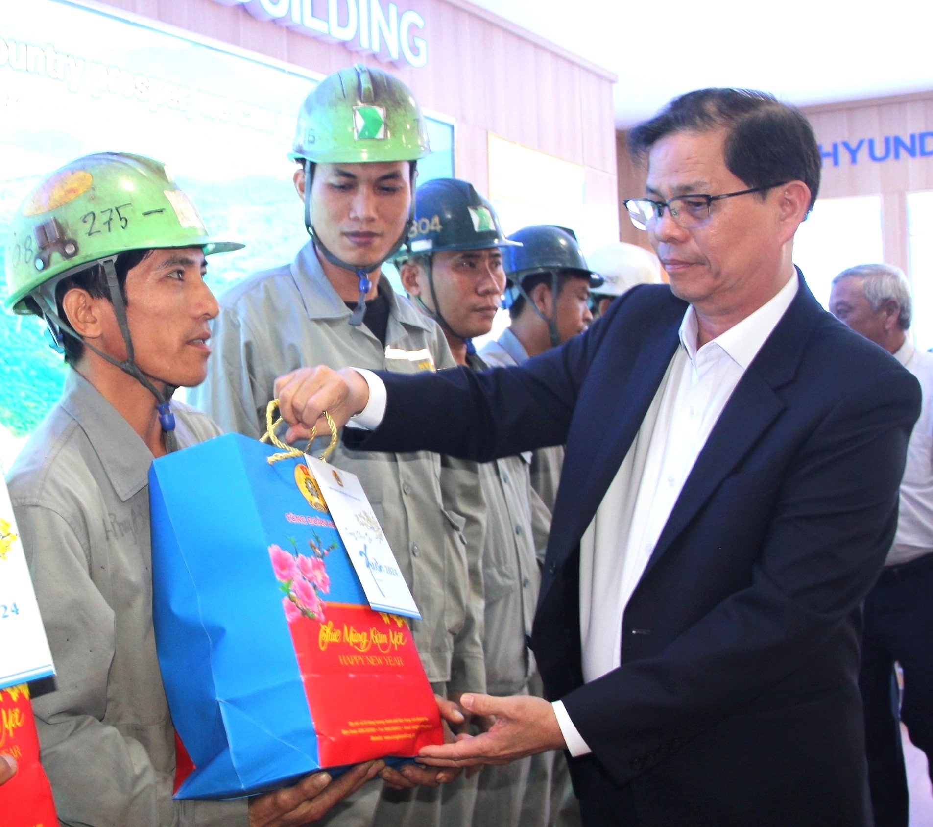 Comrade Nguyen Tan Tuan presents gifts to workers of HD Hyundai Vietnam Shipbuilding Co., Ltd.