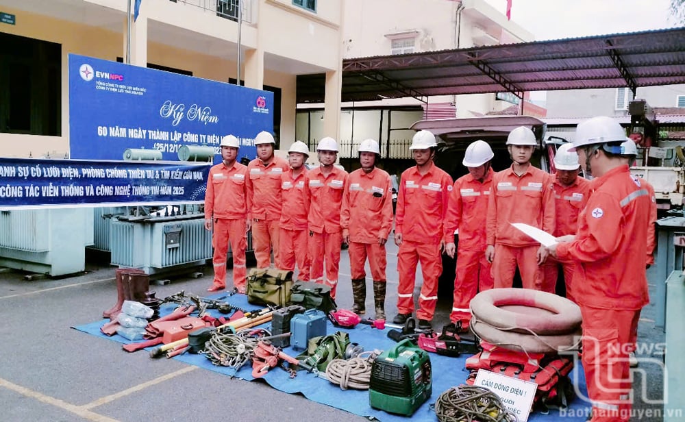 Lãnh đạo Điện lực Phú Bình quán triệt yêu cầu của buổi diễn tập.