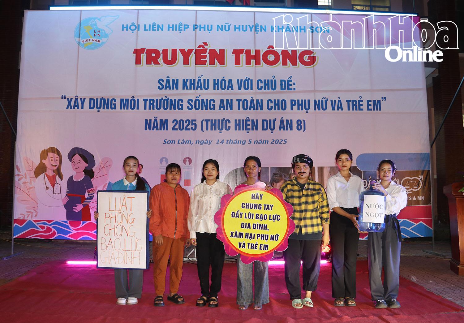 Khanh Son District Women's Union organizes communication in the form of dramatization with content related to preventing and combating domestic violence.