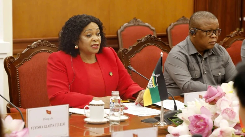 Le membre permanent du Secrétariat, Tran Cam Tu, s'entretient avec le premier secrétaire général adjoint du Congrès national africain (ANC) photo 3