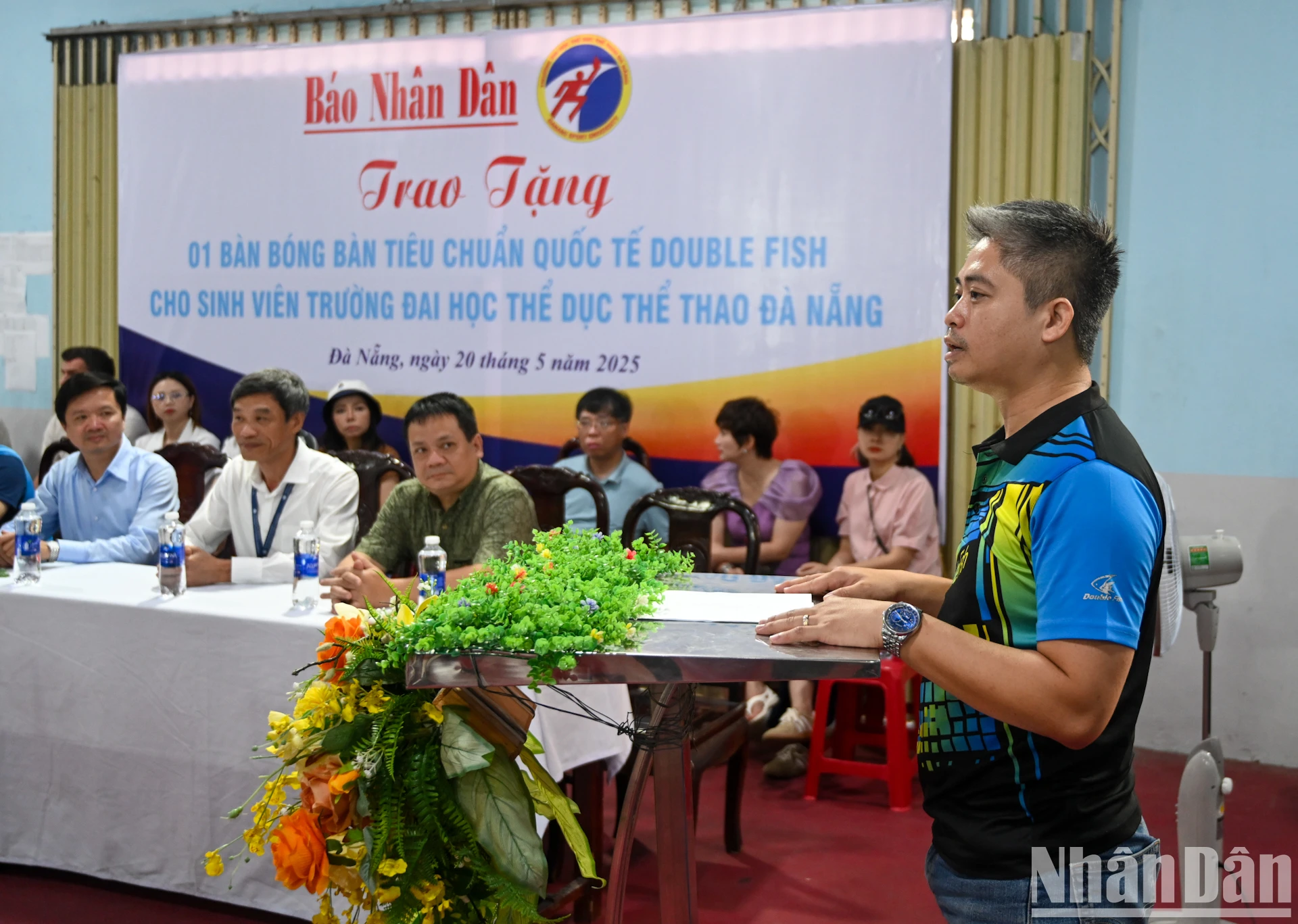 [Photo] Le comité d'organisation du tournoi national de tennis de table du journal Nhan Dan a offert des tables de tennis de table et des livres aux universités de Da Nang photo 5