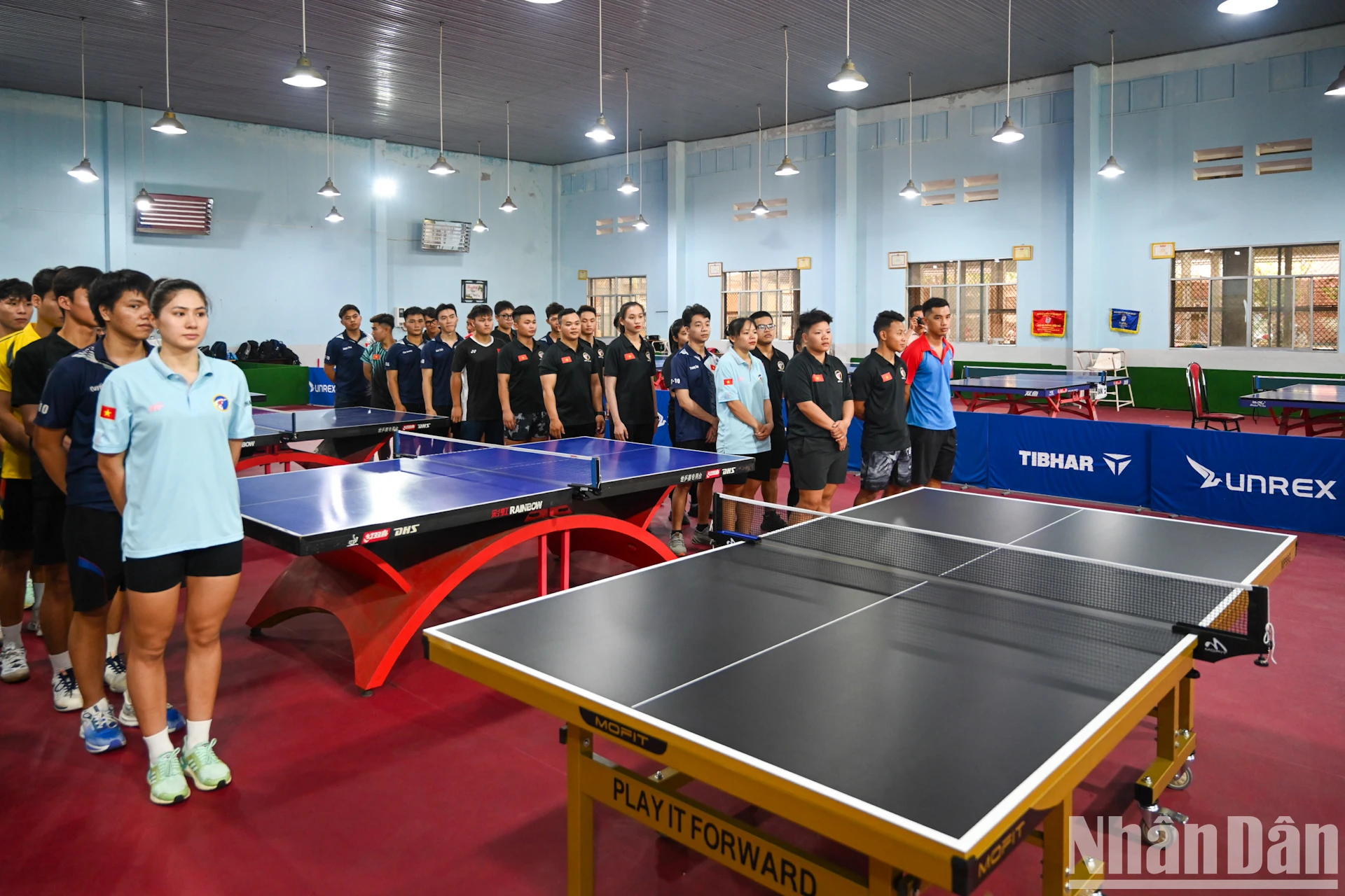 [Photo] Le comité d'organisation du tournoi national de tennis de table du journal Nhan Dan a offert des tables de tennis de table et des livres aux universités de Da Nang photo 2