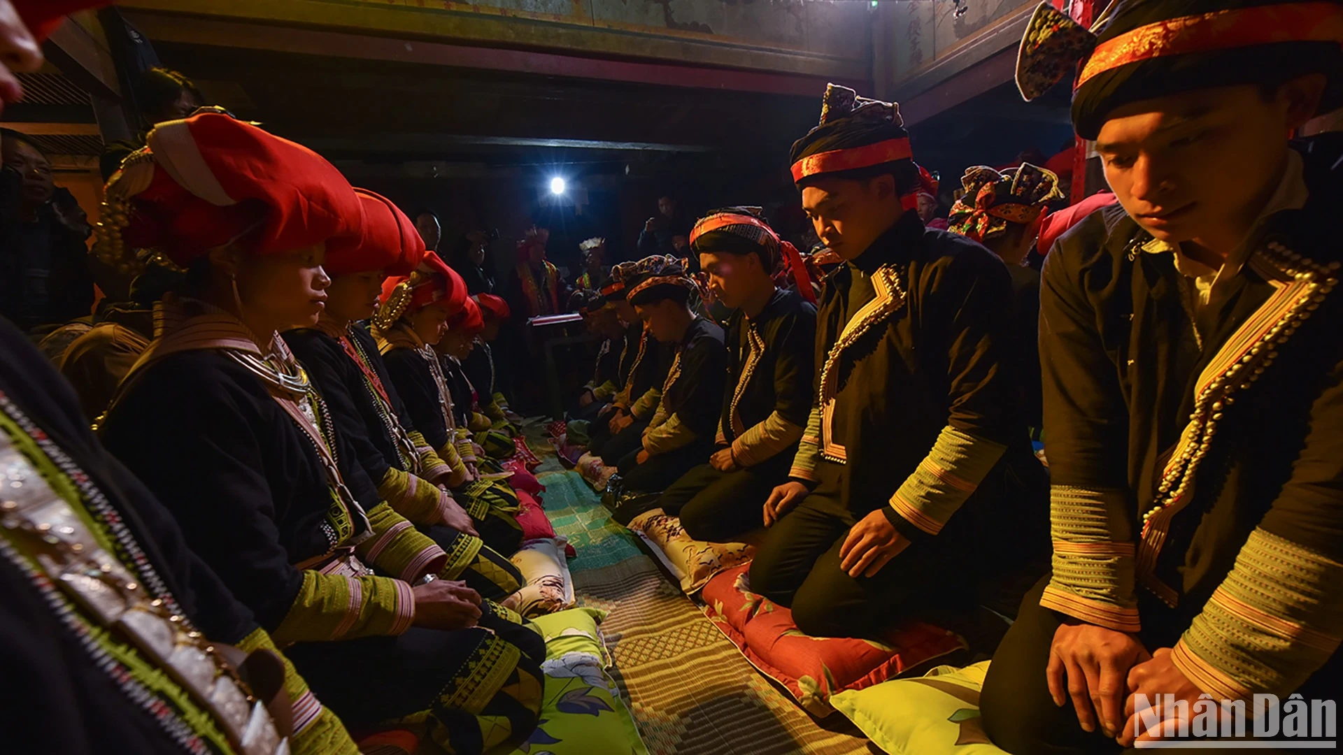 [ภาพ] พิธีบรรลุนิติภาวะของ Red Dao ที่เมืองต้าฟิน - ตำนานในเมฆ ภาพที่ 1