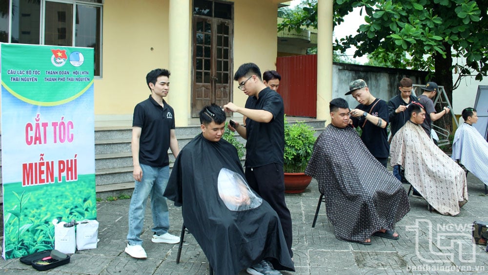 Đoàn viên, thanh niên được cắt tóc miễn phí tại Chương trình.
