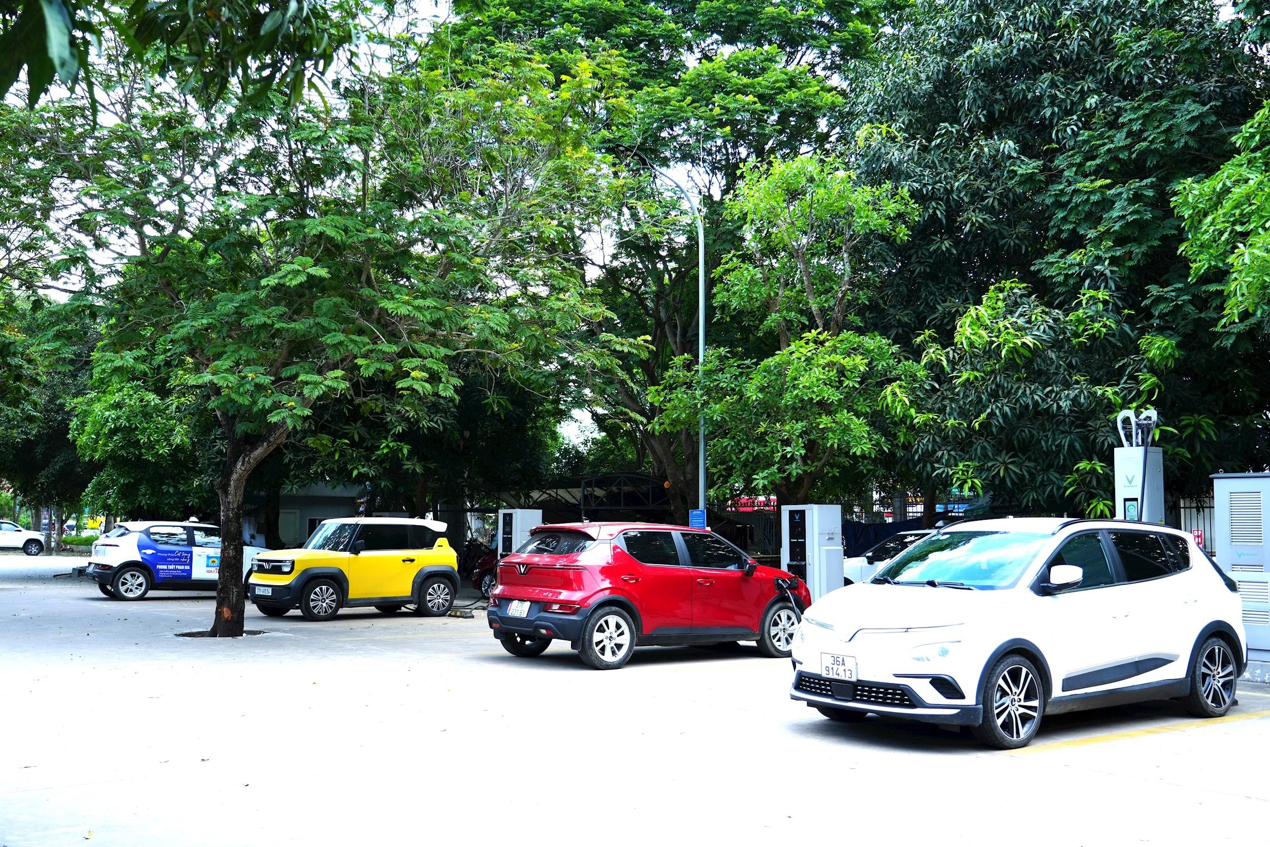 Trạm sạc xe ô tô điện tại TP Vinh luôn có nhiều phương tiện sạc điện. Ảnh Hoàng Vĩnh