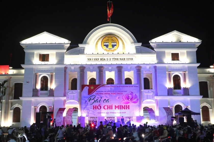 Đêm nghệ thuật đã thu hút đông đảo khán giả Nam Định.