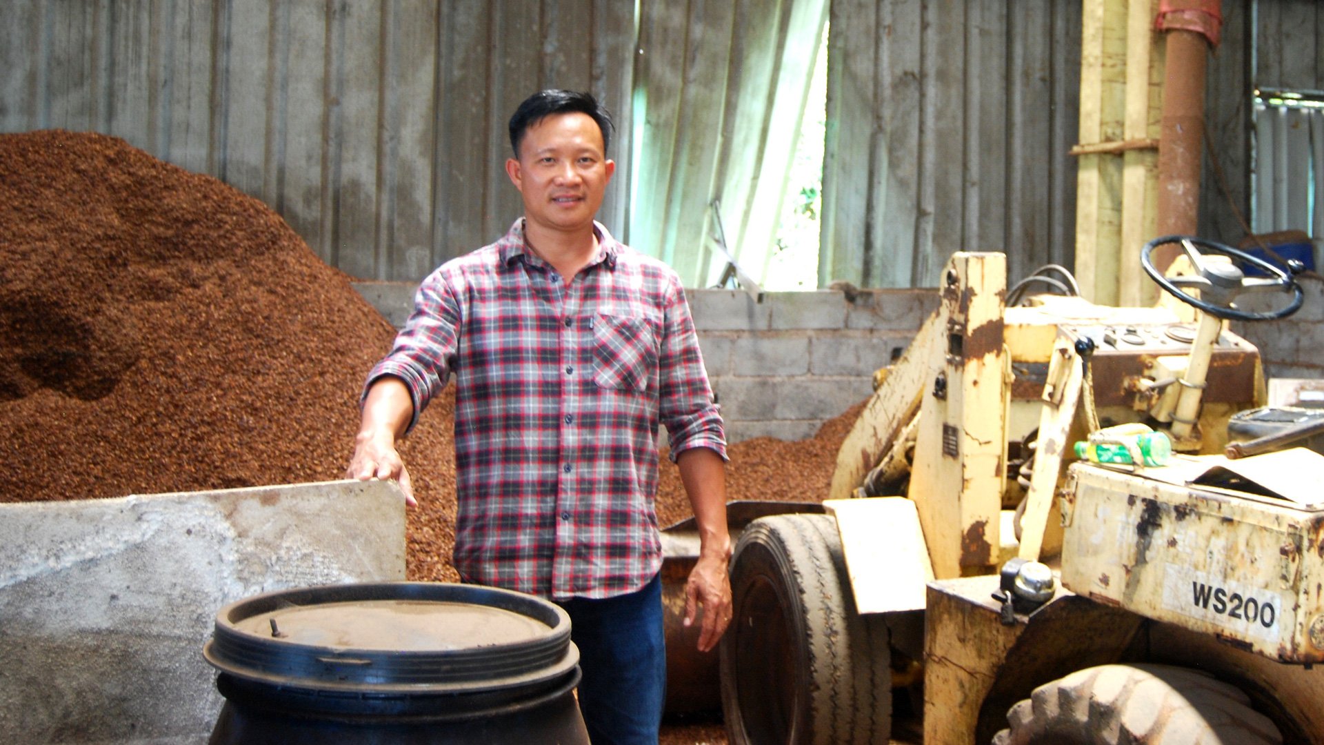 Trong nhà xưởng sản xuất than hoạt tính, dầu giấm gỗ từ nguyên liệu phụ phẩm nông nghiệp của nông gia Bùi Ngọc Châu