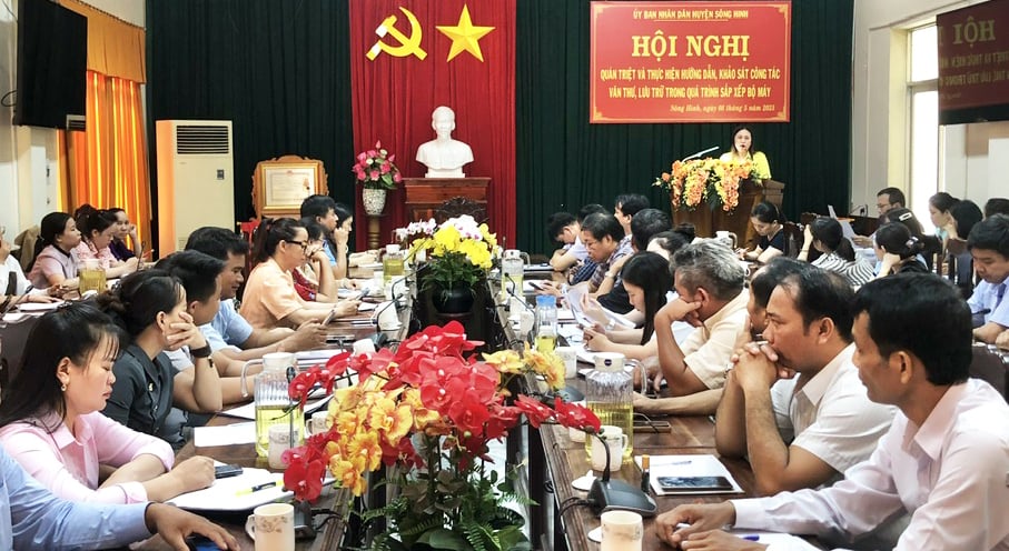 Huyện Sông Hinh tổ chức hướng dẫn công tác văn thư, lưu trữ cho cán bộ, công chức. Ảnh: VĂN THÙY