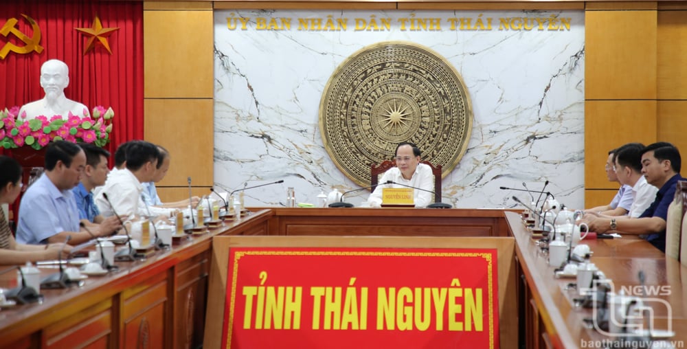 Attending the conference at Thai Nguyen bridge point were comrade Nguyen Linh, Vice Chairman of the Provincial People's Committee and leaders of relevant departments and branches.