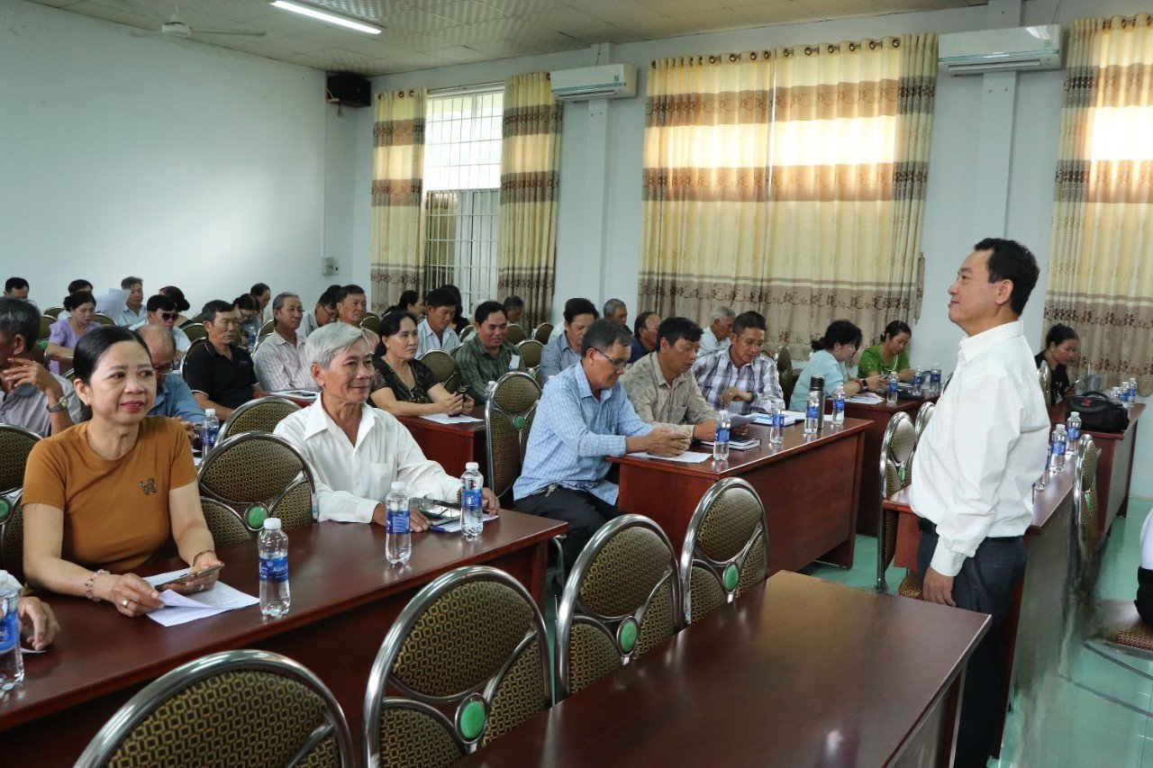 Cán bộ, hội viên nông dân, HTX tại lớp tập huấn về xây dựng chi, tổ hội nông dân nghề nghiệp.