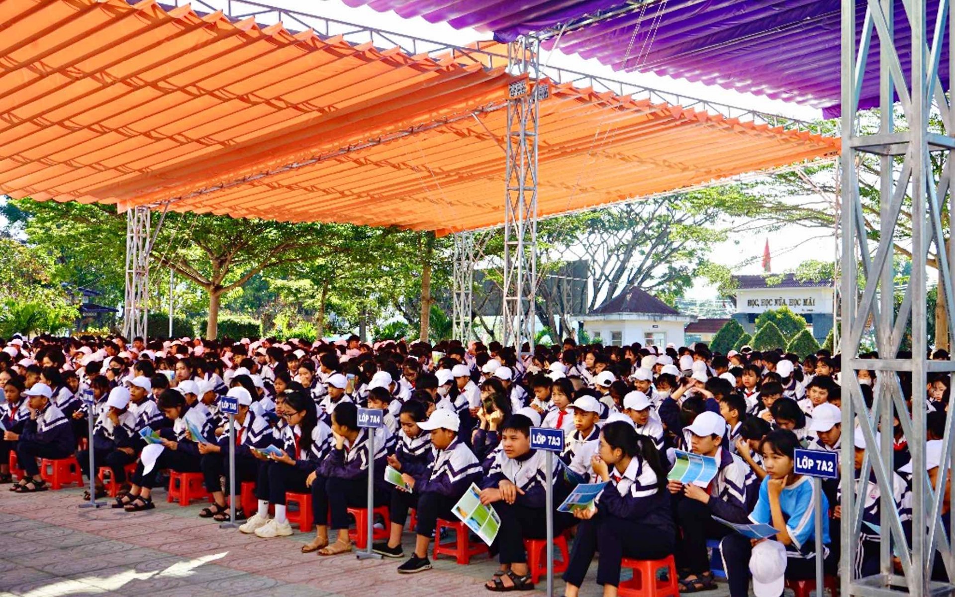 Hình ảnh học sinh Trường THCS Ninh Gia lắng nghe tuyên truyền