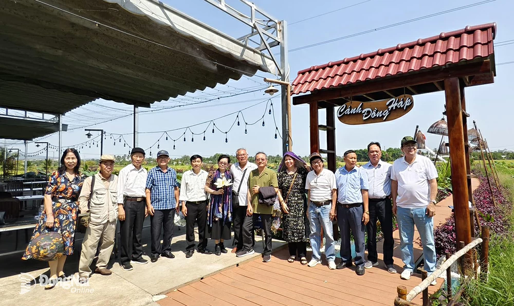 Văn nghệ sĩ Đồng Nai thực tế sáng tác tại thành phố Long Khánh năm 2025. Ảnh: Hoàng Long
