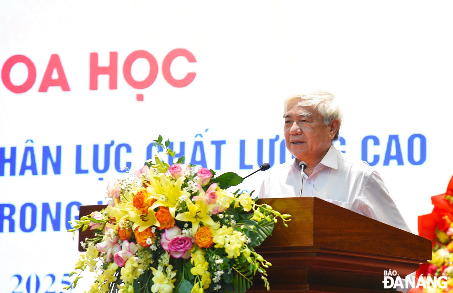 TS. Nguyễn Quân phát biểu tham luận tại tọa đàm. Ảnh: T.PHƯƠNG - X.HẬU